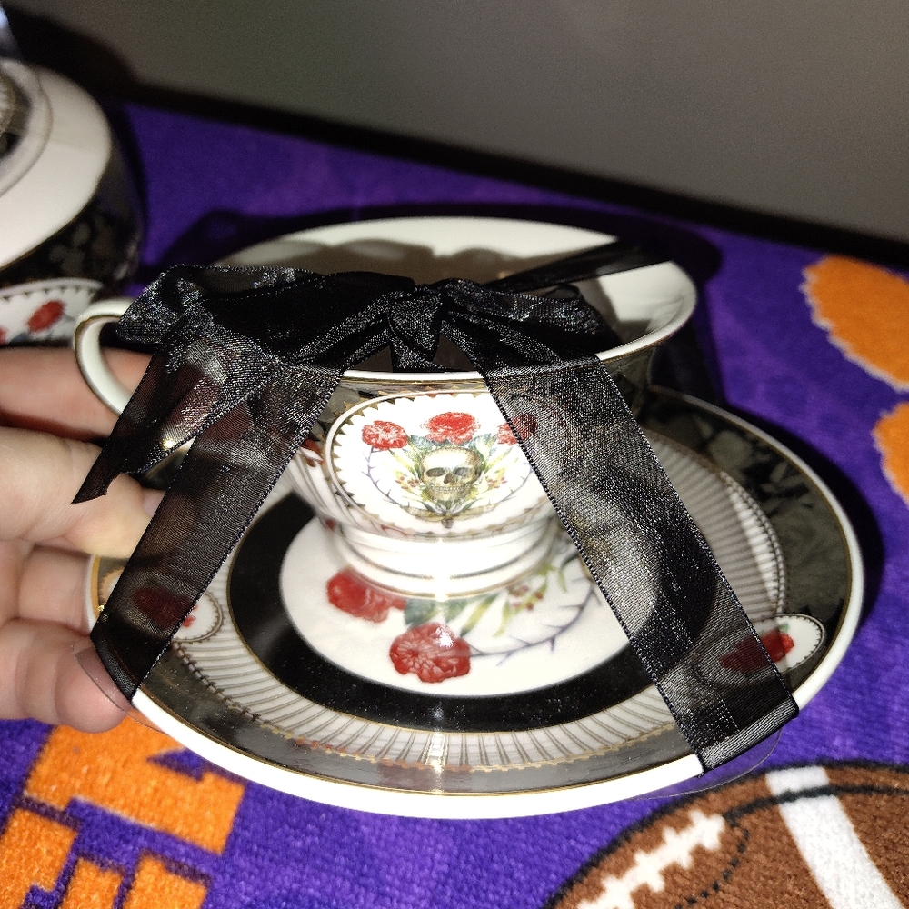 Skull and Roses Tea Set(NWT) - Picture 4 of 6